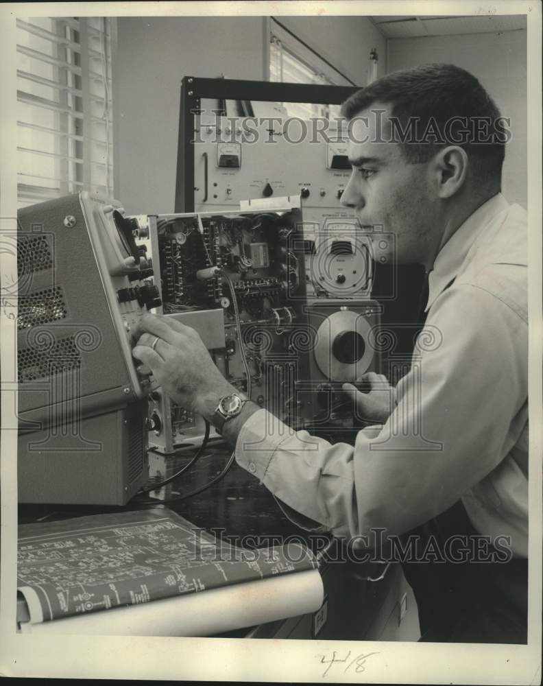 1960 US Army&#39;s Sergeant Shakour fine tunes communication technology - Historic Images