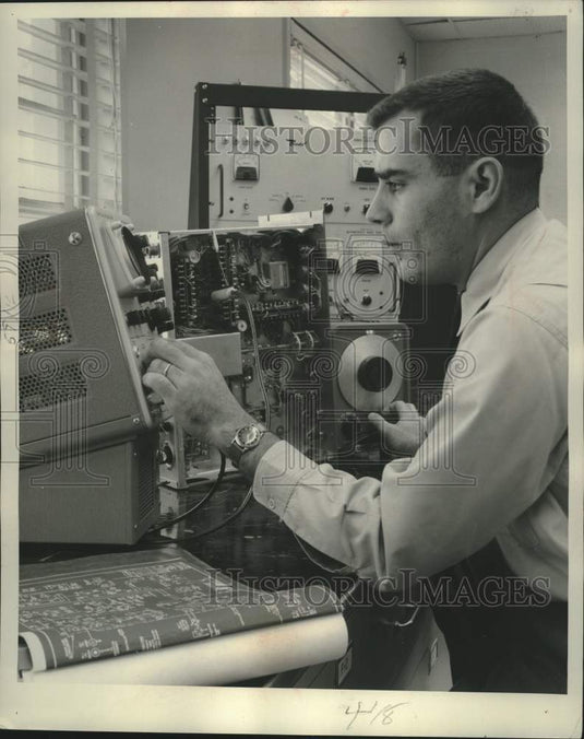 1960 US Army's Sergeant Shakour fine tunes communication technology - Historic Images