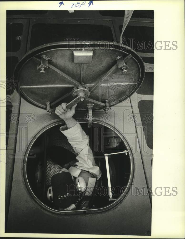 1983 Press Photo Milwaukee Coast Guard Christopher Johnson opens a hatch - Historic Images