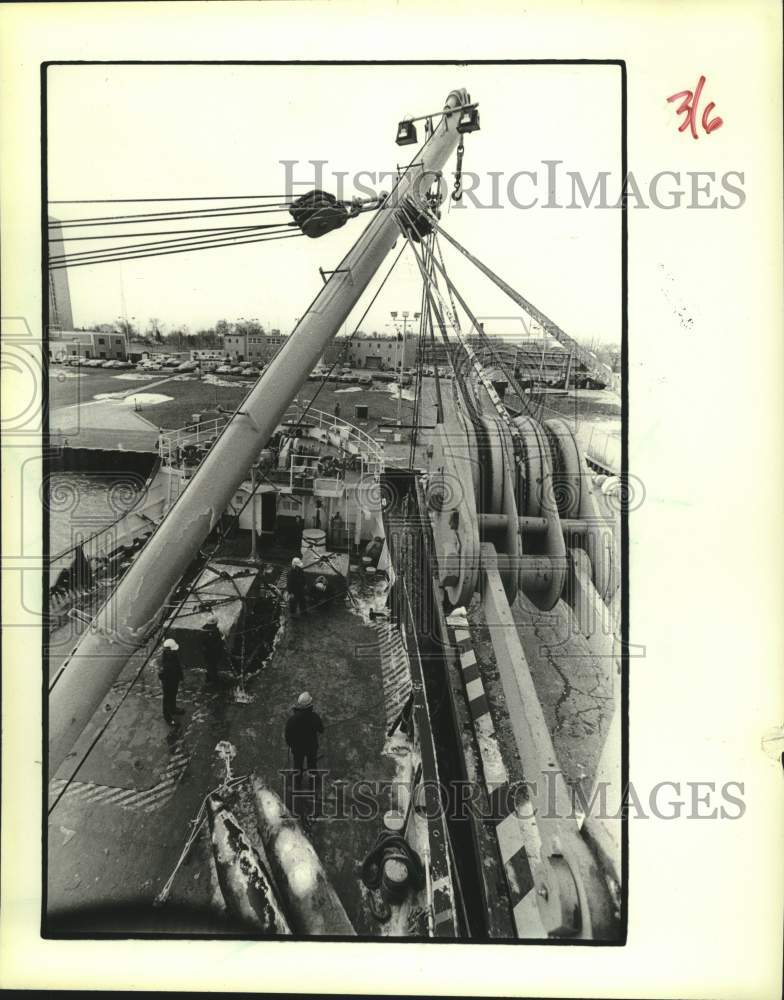 1983 Press Photo crew gets Coast Guard cutter &quot;Mesquite&quot; ready for tours, WI - Historic Images