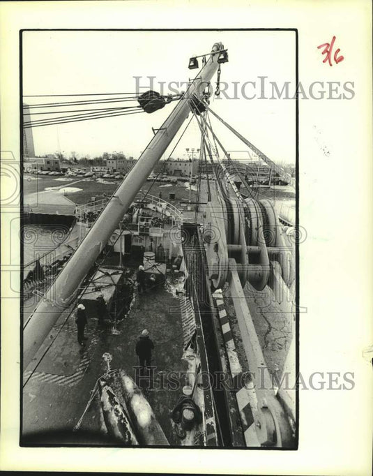 1983 Press Photo crew gets Coast Guard cutter "Mesquite" ready for tours, WI - Historic Images