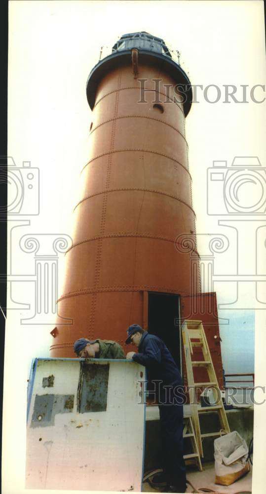 1993 Press Photo Coast Guard Aids Navigation Team works at Milwaukee lighthouse - Historic Images