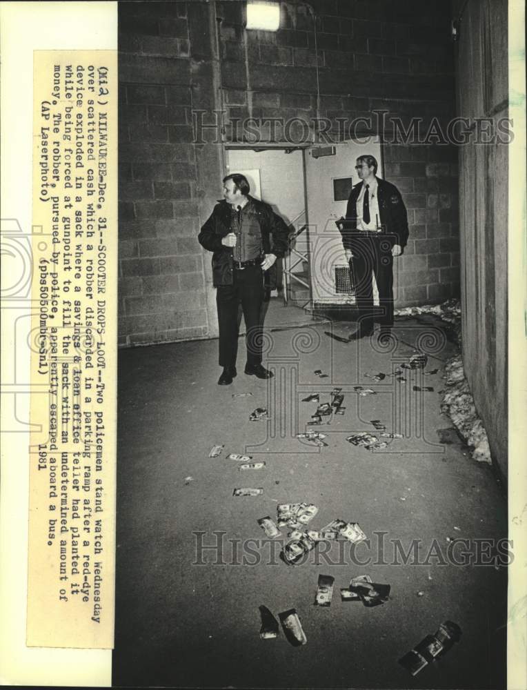 1981 Press Photo Policemen guard scattered cash after a bank robbery, Milwaukee - Historic Images