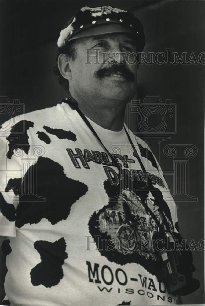 1993 Press Photo Tom Montoya in his Harley Davidson cow apparel in Wisconsin - Historic Images