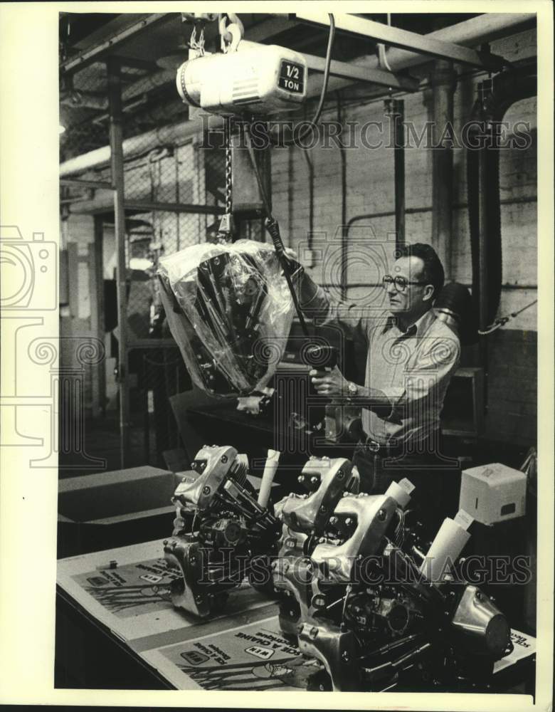 1981 Press Photo Earl Kraft at work packing engines for Harley Davidson Co. - Historic Images