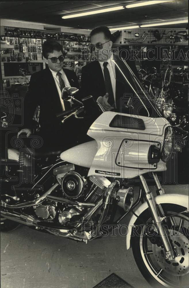 1991 Press Photo Thom Brown &amp; Jon Syverson with Harley Davidson motorcycle - Historic Images