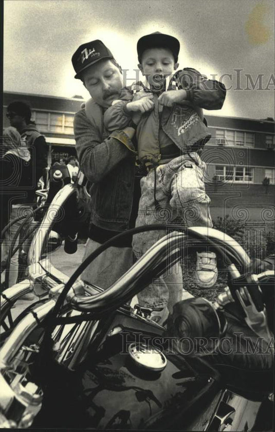 1991 Press Photo David Campbell, son & Harley Davidson Motorcycle, Milwaukee - Historic Images