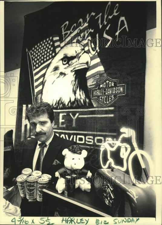 1987 Press Photo Clyde Fessler shows off Harley-Davidson Motor Co. Products, WI - Historic Images