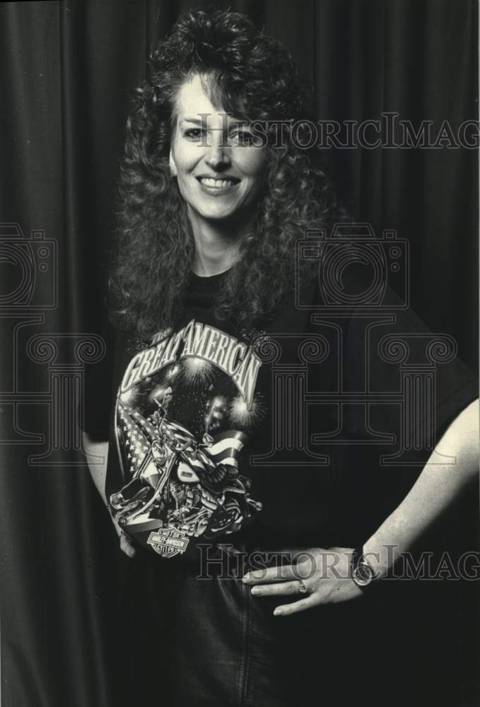 1990 Press Photo Terry Hogan modeling a Harley-Davidson shirt, Wisconsin - Historic Images