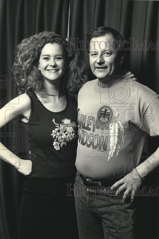 1990 Press Photo Anne Sheedy & Vern Holoubek model Harley-Davidson shirts, WI - Historic Images