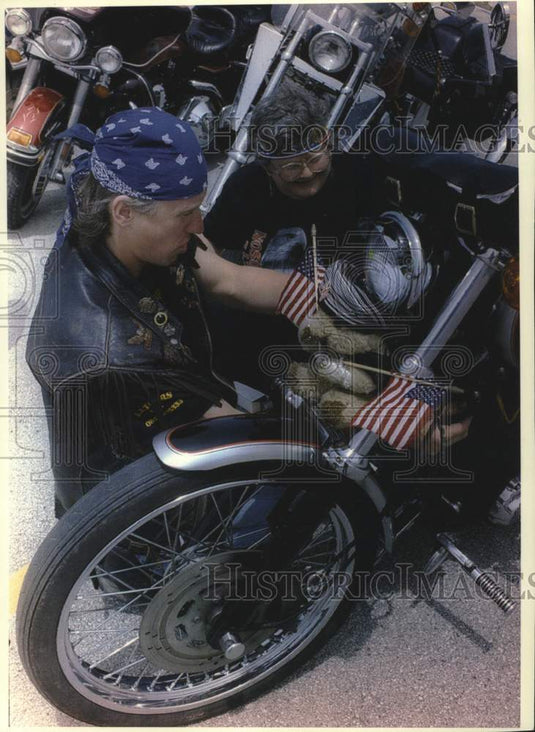 1993 Press Photo Anne Weiss & Chris Moss at Harley Davidson Motorcycle swap meet - Historic Images