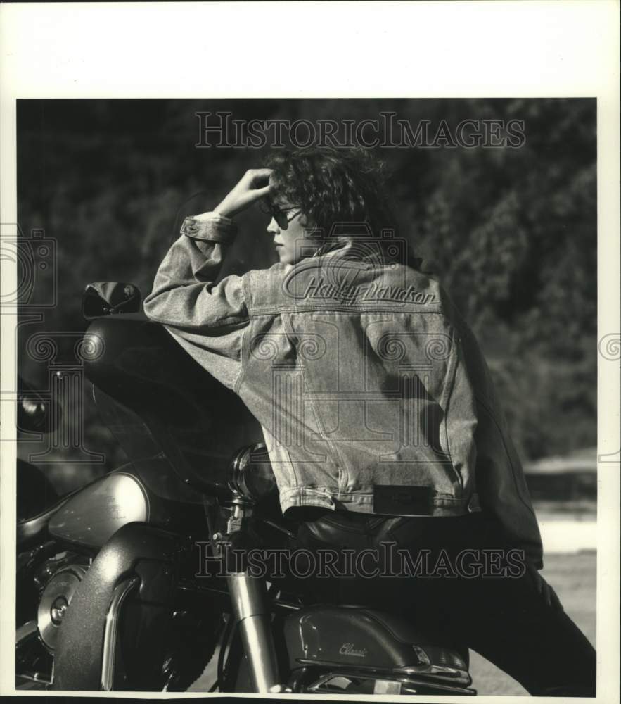 1990 Press Photo Motorcyclist wearing Harley-Davidson clothes - mjc39078 - Historic Images