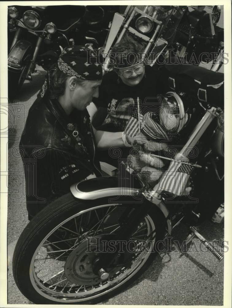 1993 Press Photo Chris Moss works on Anne Weiss&#39; bike, motorcycle swap meet, WI - Historic Images