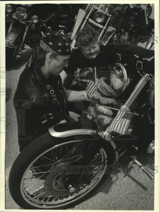 1993 Press Photo Chris Moss works on Anne Weiss' bike, motorcycle swap meet, WI - Historic Images