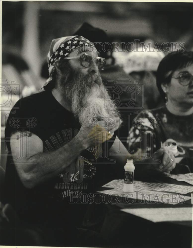 1993 Press Photo Edward Azevedo plays bingo, Harley-Davidson Motorcycle rally WI - Historic Images