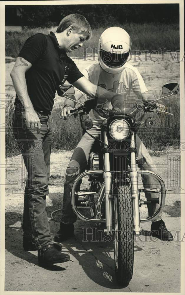 1989 Press Photo House of Harley-Davidson employee, Chris Tribby shows bike, WI - Historic Images