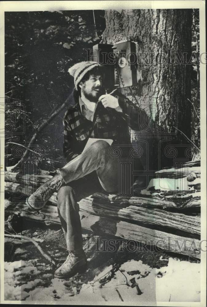 1982 Press Photo Jonathan Wilson on the tree-phone at Sentinel Sports Show - Historic Images