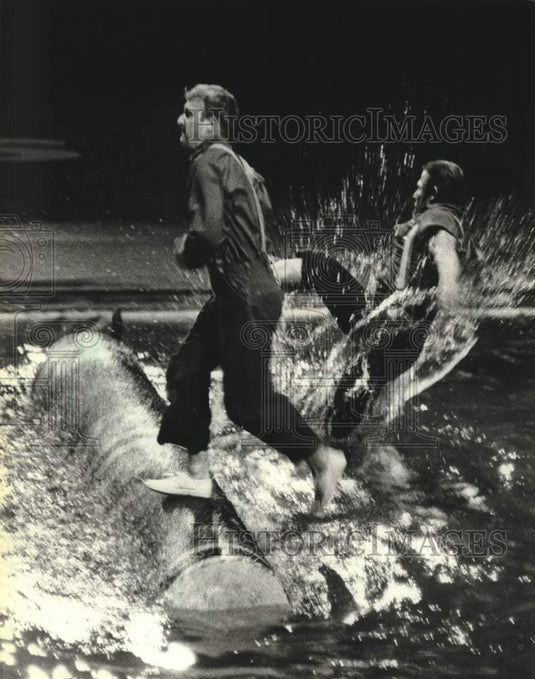 1982 Press Photo Don Jacobs & Phil Scott log rolling at Sentinel Sports Show - Historic Images