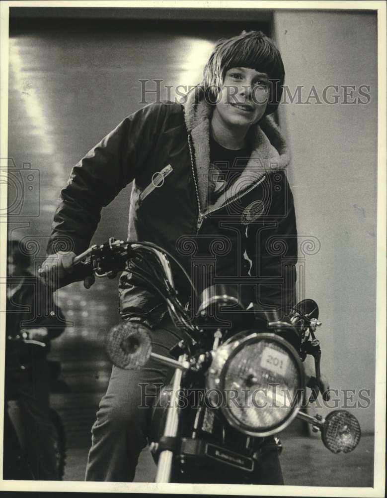 1982 Press Photo Steve Langer on a motorcycle at Milwaukee Sentinel Sports Show - Historic Images