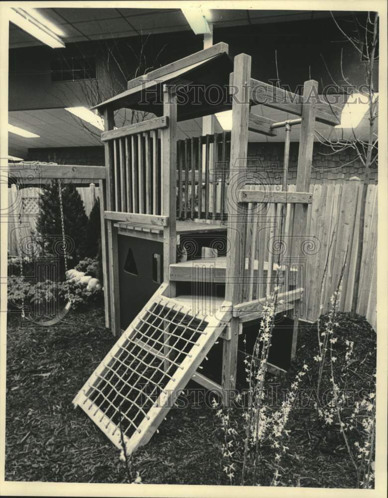 1986 Press Photo Playworks Inc. wooden tree house at Home Show in Milwaukee - Historic Images