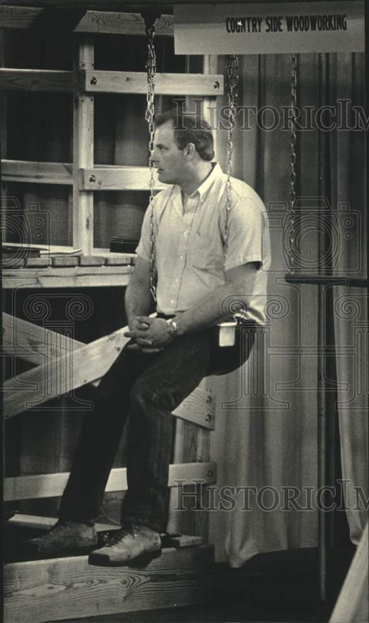 1987 Press Photo Bill Kutil on swing at Milwaukee Realtors' Home & Garden Show - Historic Images