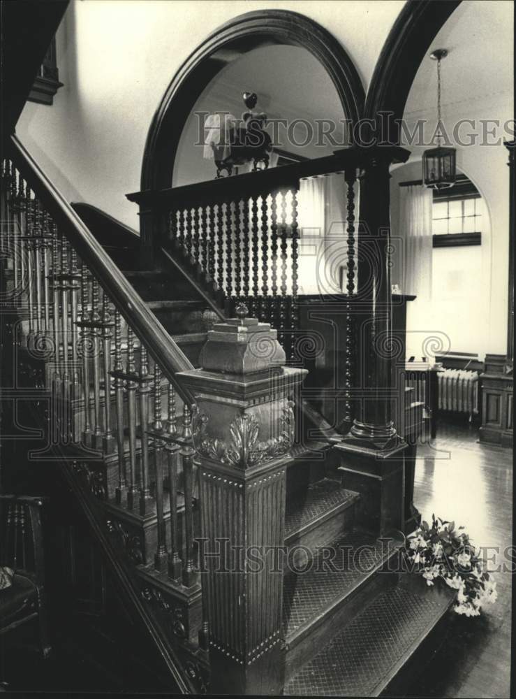 1989 Press Photo Staircase in a historic Milwaukee mansion - mjc39108 - Historic Images