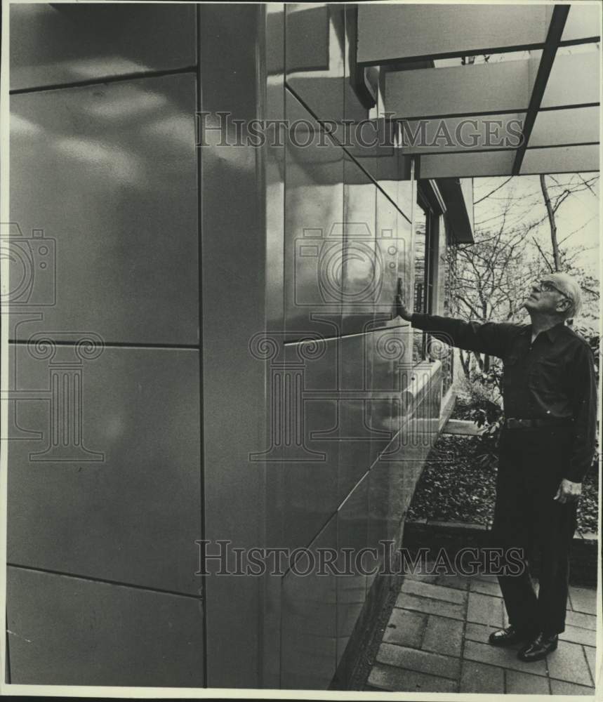 1982 Press Photo Man touches the wall of a modular Lustrom home in Milwaukee - Historic Images