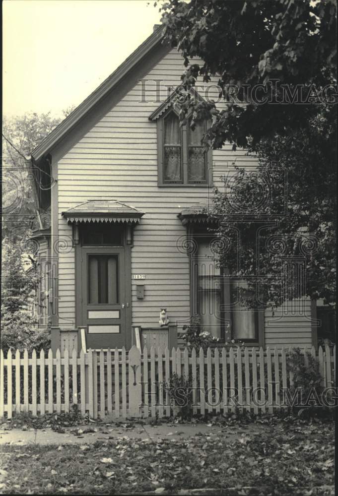 1987 Press Photo Gothic touches of historic home on S. 3rd St., Milwaukee. - Historic Images