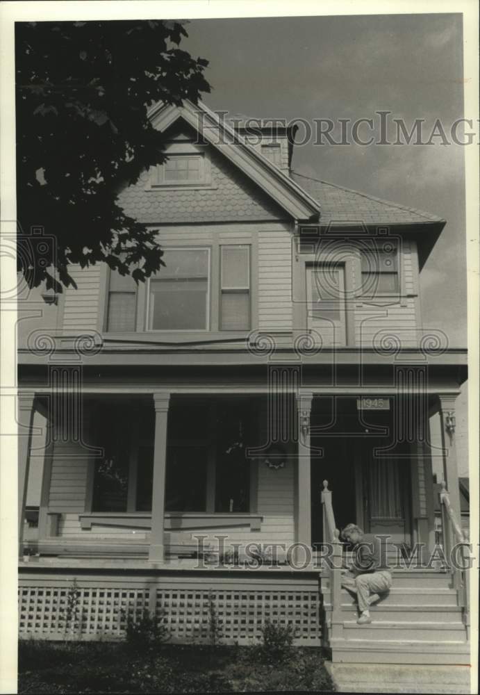 1989 Press Photo Historic Queen Anne style home on National Register, Milwaukee. - Historic Images