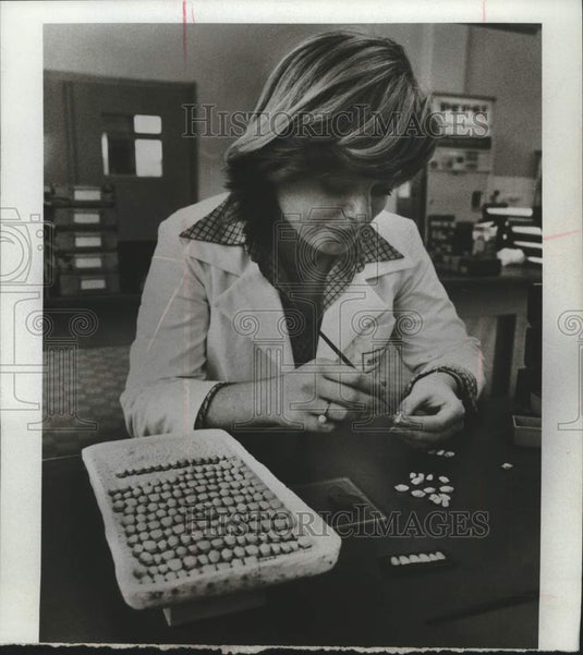 1977 Press Photo A technician painted false teeth at factory in Liechtenstein - Historic Images
