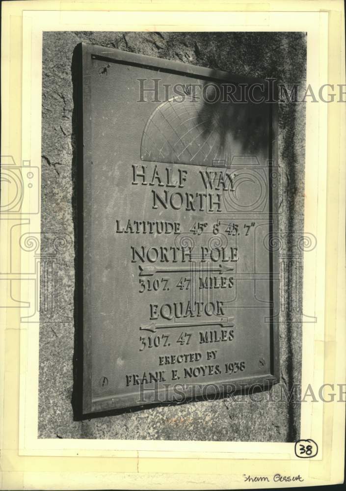 1985 Press Photo sign marking half way between the Equator &amp; the North Pole, WI - Historic Images