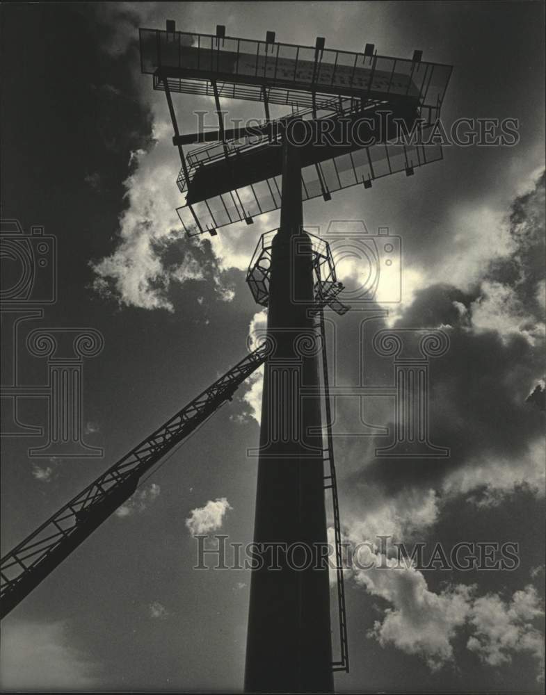 1985 Press Photo 142 foot high double-sided billboard, Menomonee River Valley WI - Historic Images