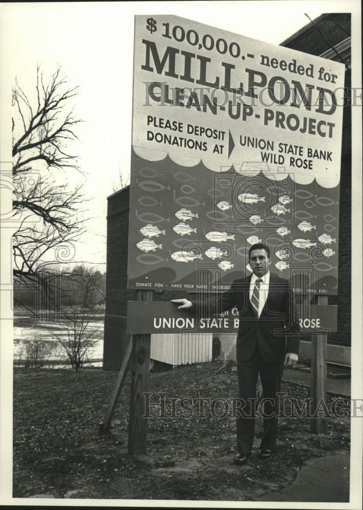 1990 Press Photo Jim Erdman &amp; Millpond Clean-up Project billboard, Wild Rose, WI - Historic Images