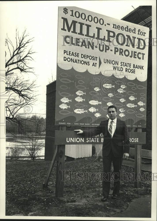 1990 Press Photo Jim Erdman & Millpond Clean-up Project billboard, Wild Rose, WI - Historic Images