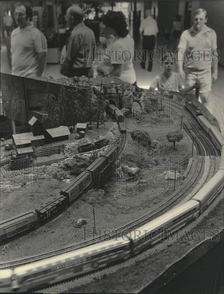 1984 Press Photo Model Railroad Display at Brookfield Square Mall - mjc39164 - Historic Images