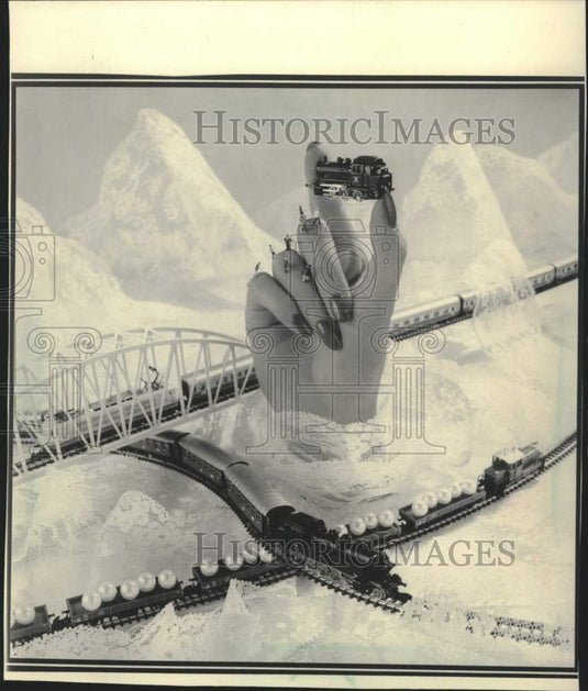 1985 Press Photo Promotional Poster Shows the Size of a Z-scale Railroad Engine - Historic Images