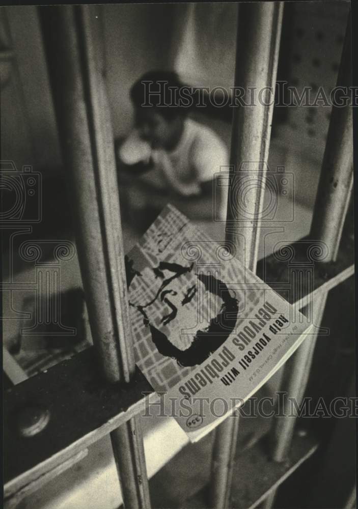 1981 Press Photo Inmate at Milwaukee County House of Correction&#39;s &amp; health book - Historic Images