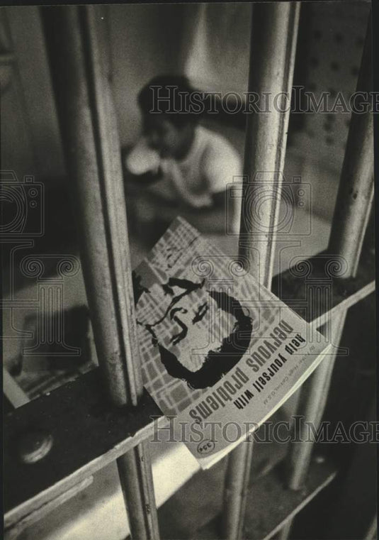 1981 Press Photo Inmate at Milwaukee County House of Correction's & health book - Historic Images