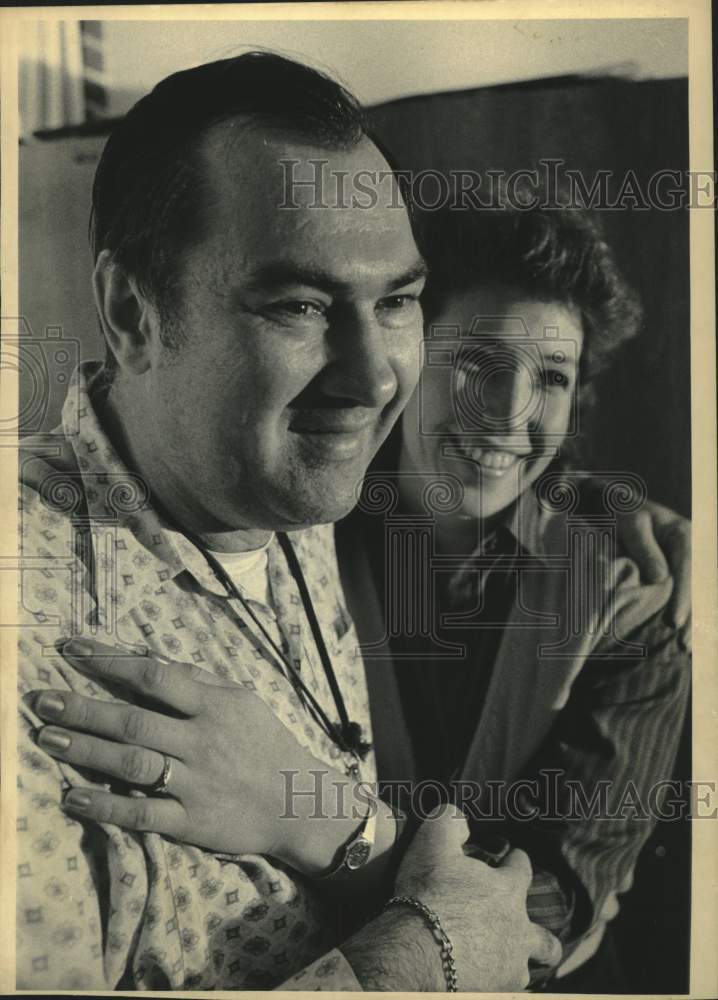 1985 Press Photo Occupational therapist Sherry Kaczorowski with a patient - Historic Images