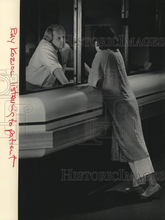 1984 Press Photo Ray Koziol & patient in Milwaukee's Psychiatric Ward - Historic Images