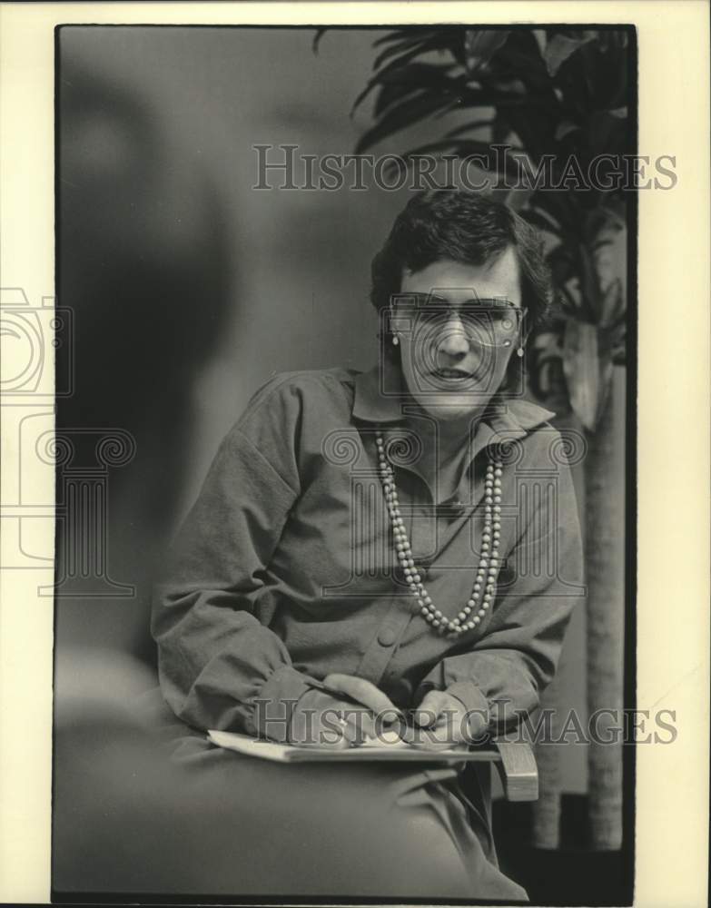 1984 Press Photo Woman sitting with a notepad, Mental Illness - mjc39183 - Historic Images