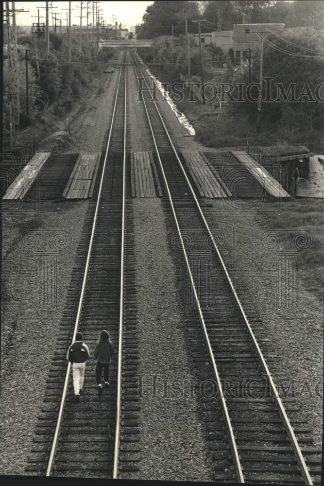 1993 Press Photo Two Boys Walk Along Railroad Tracks Near Kinnickinnic River - Historic Images