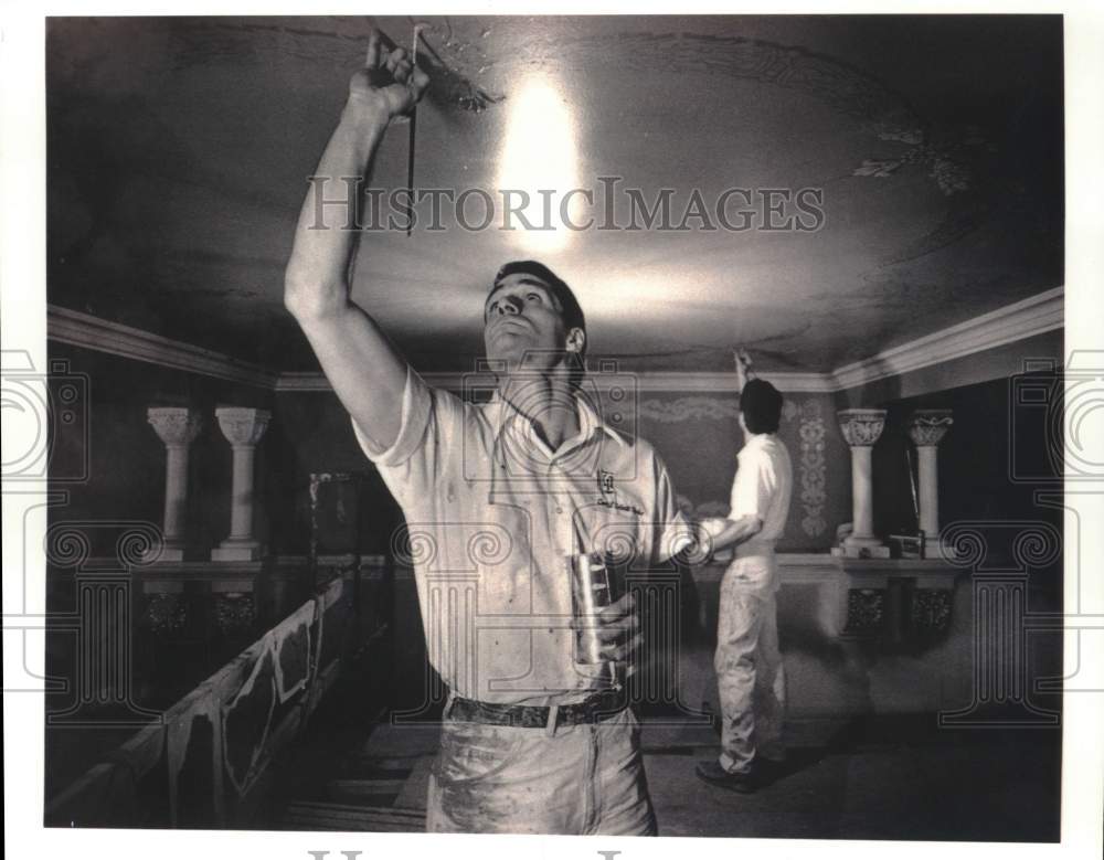 1991 Press Photo David Strickland Paints Detail on Ceiling at Federal Courthouse - Historic Images