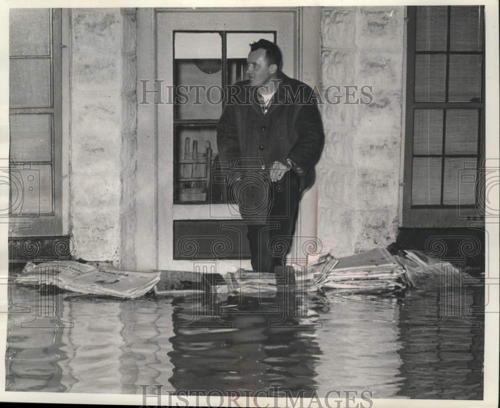 1960 Press Photo Man stands behind dam made of newspapers, Milwaukee, WI, flood- Historic Images