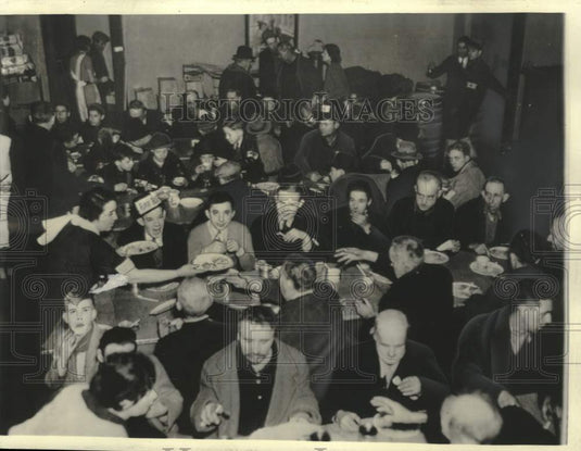 1937, displaced flood victims being fed in Cincinnati Hall - Historic Images