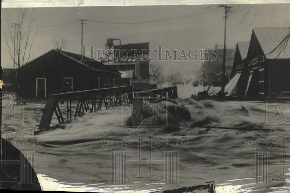 Press Photo Raging flooded river rushes over a bridge, Wisconsin - mjc39217 - Historic Images