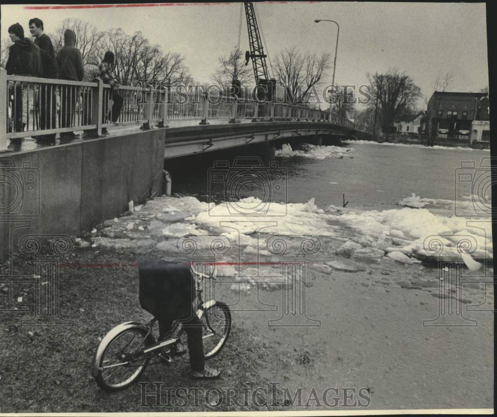1968 Press Photo New Londoners watch crane clean under bridge in Wisconsin- Historic Images