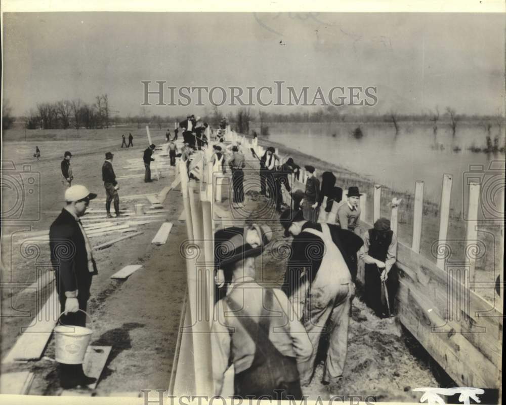 1937, Workers raise levee for United States Engineers Office, Memphis - Historic Images