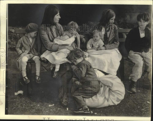 1937, Mrs Williams & children wait for flood relief shelter, Memphis - Historic Images