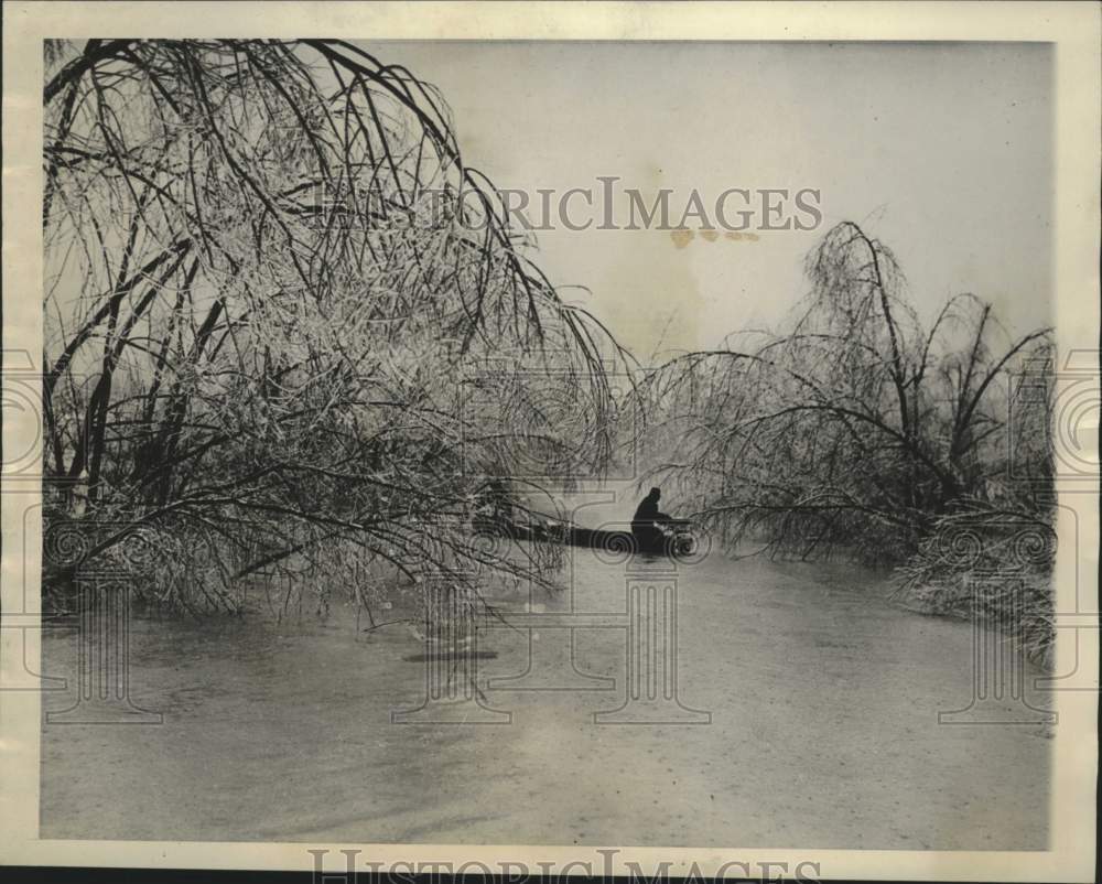 1937 Press Photo rescue boat seeking marooned flood victims, eastern Arkansas- Historic Images